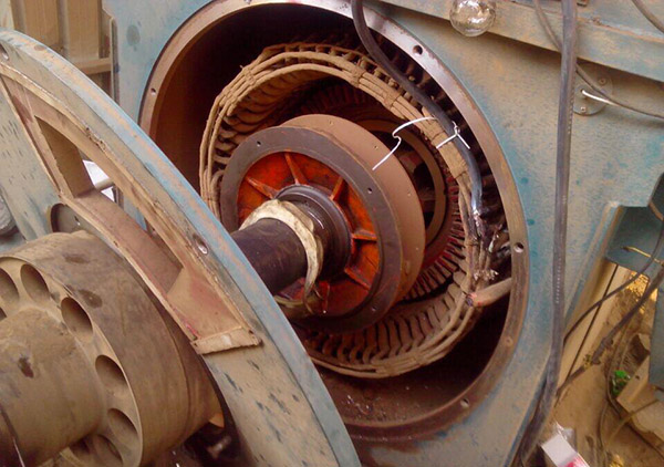 一臺正在西安西瑪電機(jī)車間大修的高壓電機(jī) 一臺正在西安西瑪電機(jī)車間大修的高壓電機(jī)