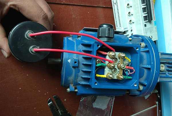 YE3高效節(jié)能三相異步電動機(jī)改成單相的接線示意圖 YE3高效節(jié)能三相異步電動機(jī)改成單相的接線示意圖